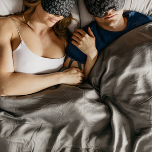 Couple dormant dans une couverture apaisante en bambou