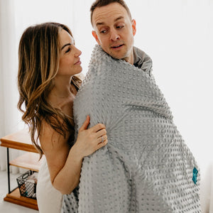 couple avec une couverture apaisante