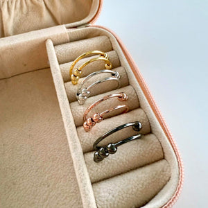 Vue des 4 couleurs de notre bague anti-stress : noir, argent sterling, or et rosegold